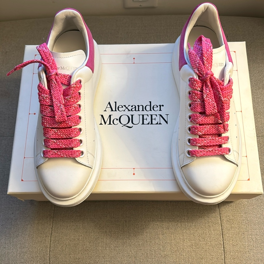 Alexander McQueen Oversized
White & Fuchsia (Women's)